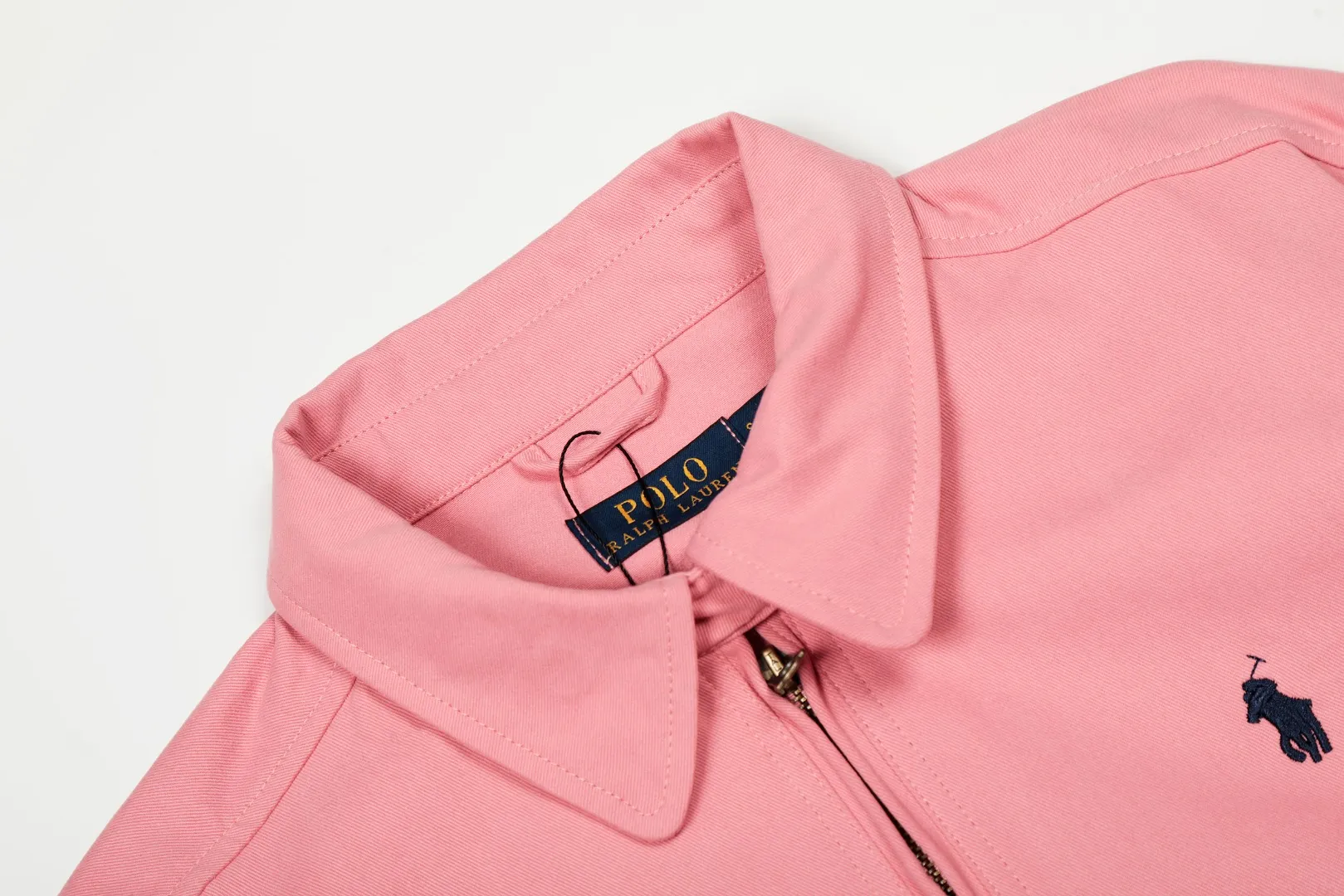 P300 top quality" Style number: 8101# (not off the shelves all year round) [Ralph Lauren/Ralph Lauren old cadre pony embroidered armband POLO jacket] ✅Ralph Lauren Ralph Lauren classic basic American retro old cadre goddess style jacket ✅Pure cotton high-gram heavy wash, soft, comfortable and tangible, upright and textured ✅Customized Vintage bronze double-open zipper head to restore the same quality as the cabinet version ✅This style: White/khaki color. There are waist patterns inside the threads of the collar and cuffs. Please note~ ✅Retro versatile jacket. The upper body is very flattering. Versatile model YYDS~ ✅Versatile for daily wear and work wear. ✅The upper body is simple and easy to wear. A must-have for goddess ootd. Good-looking clothes are never too picky. A must-have in the goddess' wardrobe. Size: S-XL. Color: White, yellow, red, navy, khaki, pink, light blue, olive green.